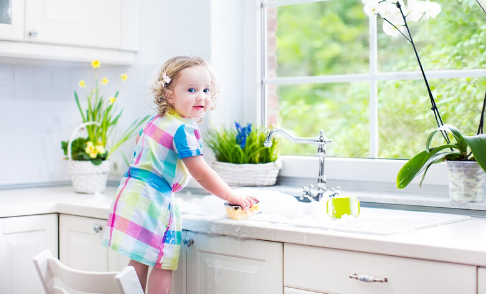 Hábitos de seguridad e higiene para niños en la cocina - Silestone Institute