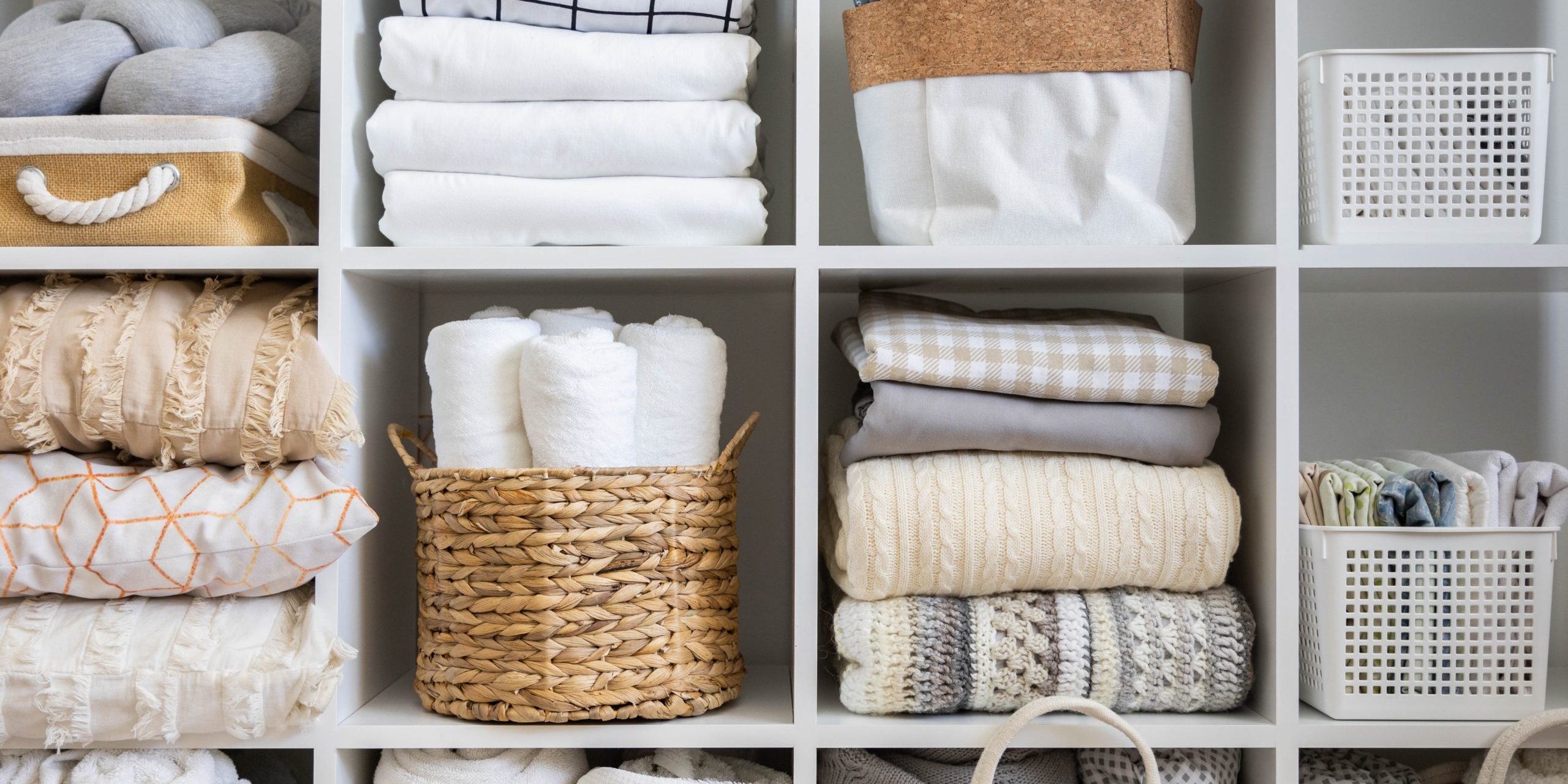 Bed,Linens,Closet,Neatly,Arrangement,On,Shelves,With,Copy,Space